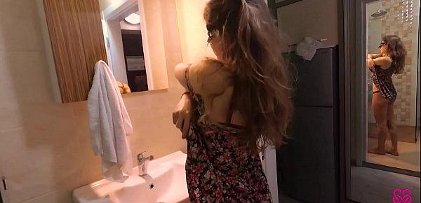  Sexy Hanna in the shower